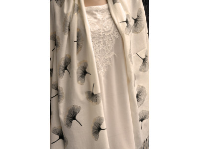 Zachte sjaal met print ginko biloba, offwhite, zwart en goud