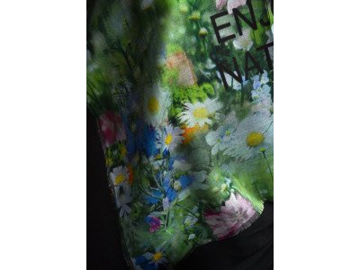 Klein vierkant zijden sjaaltje, korenbloemen, margrietjes, vlinders etc., met tekst