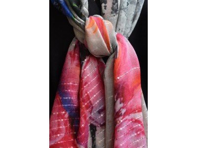Chique en elegante wollen sjaal of stola, bloemen met vrolijke kleuren, pailletjes