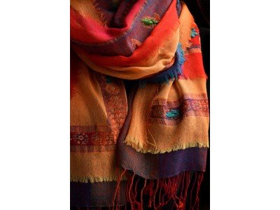 Wollen sjaal of stola, bohemian, oranje, rood en een beetje turquoise en violet, in laagjes met franjes rondom